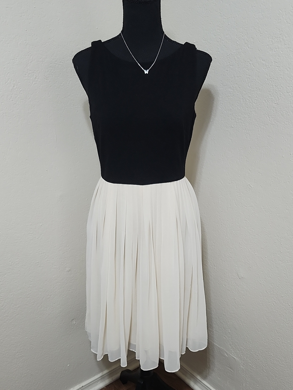 Talbots Petites Black & Ivory Mixed Media Pleated Midi Dress 6P EUC
Wool Bodice